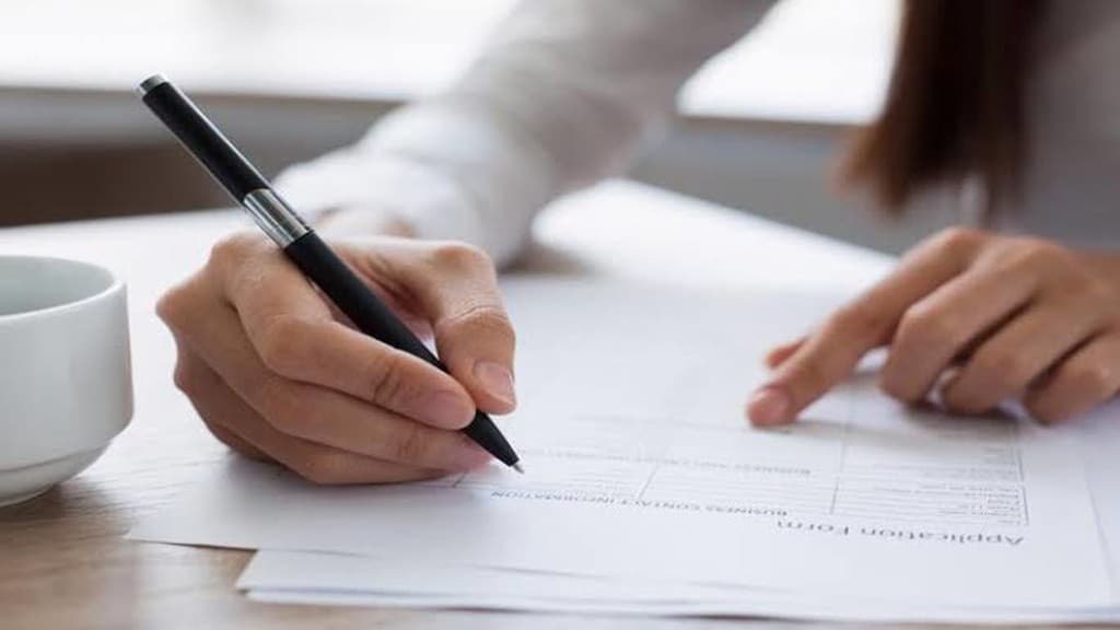 معلم يقوم بمراجعة الأوراق الدراسية
